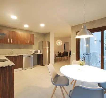 Sleeps 8 With Pool 别墅 *