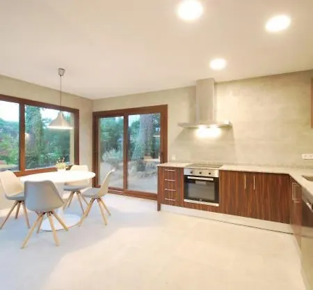 Sleeps 8 With Pool 别墅